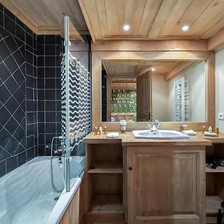 Montagnard à Rochebrune Avec Jacuzzi, Sauna, 6 Chambres, Proche Des Pistes, Accueil 12 Pers - Fr-1-569-37 Chalé